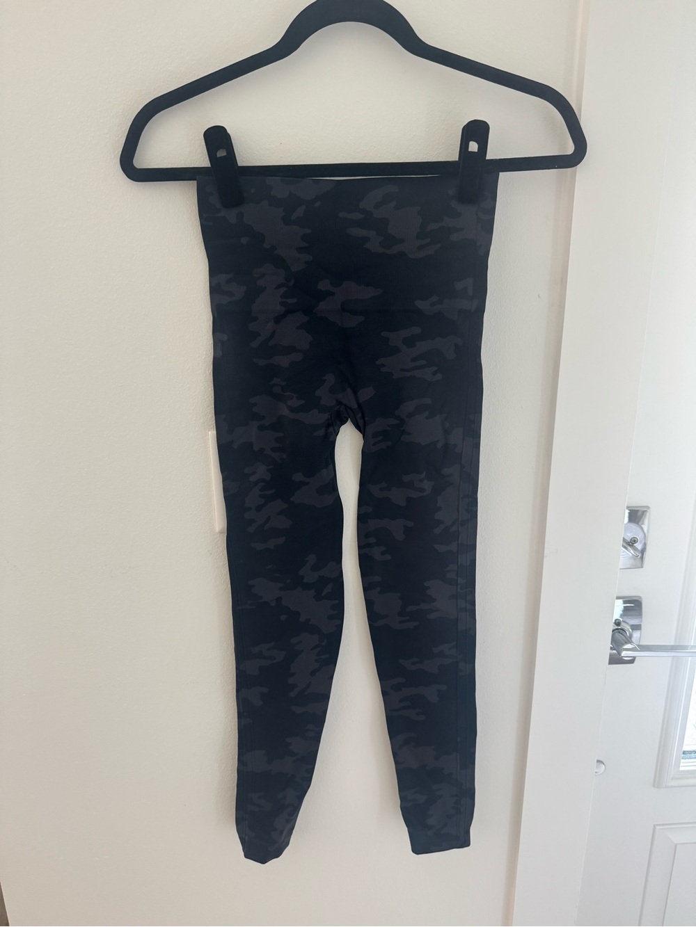 SPANX Kids Dark Gray & Black Camo Leggings